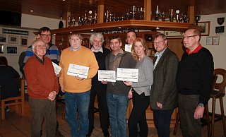 Schriftführer Heinz Windmann (v. l.), Uwe Poggemeier (Schützen), Uwe Petz und Friedel Röttger (Kirchengemeinde), Achim Heimsath vom TVO, Volker Prüßner (Jugendfeuerwehr), Schulleiterin der Grundschule Katharina Stürmer-Strassner, Vorsitzender des Vereinsrings Egon Schewe und stellvertretender Schriftführer Frank Strathmann. - Lara Hus