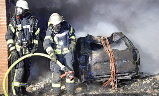 Garagenbrand: Wie es dazu gekommen ist, dazu konnten weder Polizei noch Feuerwehr bisher Angaben machen. Brandursachenermittler haben die Ermittlungen aufgenommen - Andreas Eickhoff