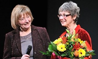 Initiatorin und Moderatorin Susanne Schulz (l.) gratuliert der ersten Bielefelder Frauenpreisträgerin, Angelika Vogel von der Aids-Hilfe freut sich sichtlich, blickt aber noch etwas ungläubig in das Meer applaudierender Zuschauer im Theater am Alten Markt. - FOTO: ANDREAS FRÜCHT