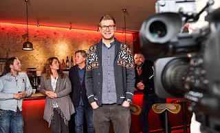 Während der Dreharbeiten: Denis Mann (Alte Schmiede, von links), Alexandra Fiorentino (La Perla), Piet Rosendahl (Kocherei), Jonas Wittenborn (Zwanzig Dreizehn) und Maik Dreisvogt (Real Hanky) messen sich im Kochduell. - Christian Weische