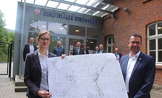 Dezernentin Kerstin Beermann-John von der Bezirksregierung und Bürgermeister Carsten Torke freuen sich mit den beteiligten Projektvertretern über die guten Fortschritte. - Burkhard Battran