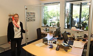 Christine Harodt zeigt eine der Spuckschutzwände in einem Mitarbeiterbüro im Rathaus. - Dirk Windmöller
