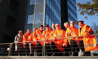Die acht neuen Quartiershelfer in ihren leuchtenden Jacken.  - Silke Kröger