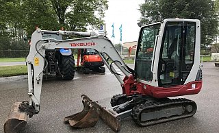 Drei Minibagger wie dieser (Symbolbild) wurden von Unbekannten angegangen. - Wikimedia Commons