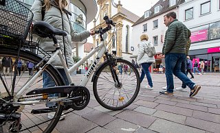 Von der Königstraße aus sollen die Radfahrer quer über die Westernstraße in die Franziskanergasse fahren dürfen - an einer der belebtesten Stellen der Fußgängerzone ist Absteigen dann nicht mehr vorgeschrieben. - Niklas Tüns