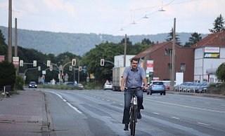ADFC-Sprecher Andreas Edler zeigt, wo der zweite Pop-up-Radweg in NRW entlang führen könnte: auf der Mindener Straße zwischen Subway und Ford Meyer. - Ulf Hanke