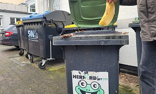 Alles richtig gemacht: Die Bananenschale gehört in die Biotonne mit dem grünen Deckel. - Susanne Blersch