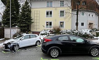 Bei dem Unfall wurden drei Autoinsassen verletzt, es entstand beträchtlicher Sachschaden. - Jens Reichenbach