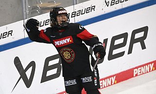 Nach Zwillingsschwester Lilli traf auch Luisa Welcke für die deutschen Eishockey-Frauen. - Carmen Jaspersen/dpa