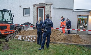 Während der Bielefelder in einer Baugrube arbeitete, stürzte eine Mauer über ihm ein. - Christian Mathiesen