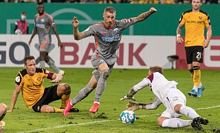 SCP-Stürmer Felix Platte (M.), hier im DFB-Pokalspiel gegen Dresdens Keeper Kevin Broll, steht wohl am Samstag wieder nur als Joker zur Verfügung. - imago images/Steffen Kuttner