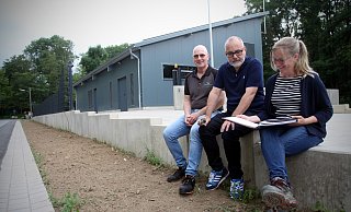 Klärwerk-Leiter Hans Kleine (v. l.), Stadtwerke-Betriebsleiter Matthias Kreft und Elisabeth Orlovius von der Planungsgemeinschaft PFI sind zufrieden mit der neuen Energiezentrale, die sich hinter ihnen erhebt. - Felix Eisele
