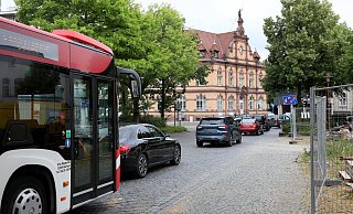 In Stoßzeiten staut sich der Verkehr in der Ausfahrt Münsterkirchplatz einerseits und in der Arndtstraße andererseits - Frank-Michael Kiel-Steinkamp
