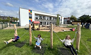 Hoch hinaus geht es für Noah (v. l.), Romina und Mila auf der Schaukel im Garten der neuen Kita Rappelkiste. - Nicole Sielermann