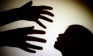 Auf dem Symbolbild greift ein Erwachsener nach einem Kind. Elke D. und Experten sagen, dass ihr Kind seit Jahren seinen Willen deutlich kund tut: Es will nicht zum Kindesvater. Mitarbeiter des Kreisjugendamtes Lippe glauben, das Kindeswohl besser zu kennen und wollen einen Umgang mit dem Kindesvater erzwingen. - picture alliance/dpa Auf dem Symbolbild greift ein Erwachsener nach einem Kind. Elke D. und Experten sagen, dass ihr Kind seit Jahren seinen Willen deutlich kund tut: Es will nicht zum Kindesvater. Mitarbeiter des Kreisjugendamtes Lippe glauben, das Kindeswohl besser zu kennen und wollen einen Umgang mit dem Kindesvater erzwingen. - picture alliance/dpa