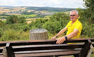 280 Meter über dem Meeresspiegel: Albert Speith, Ortsvorsteher von Brenkhausen, auf der Bank der Wanderfreunde Schelpetal am „Höhenpunkt“. - Simone Flörke