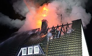 Am Abend des 2. Weihnachtstages kommt es in einem Wohnhaus in der Gartenstraße in Hövelhof zu einem Dachstuhlbrand. Das Feuer verursacht massive Schäden am Gebäude. - Feuerwehr