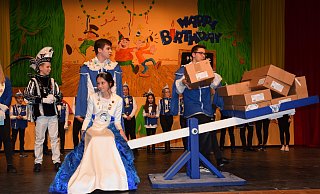 Prinzessin Jana beim „Prinzessinnen Aufwiegen" mit Kamelle. - Johanna Werth