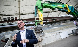 Alexander Wehrle, Vorstandsvorsitzender des VfB Stuttgart, während des Baggerbisses in der Mercedes-Benz Arena. - Tom Weller/dpa