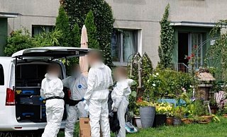 Bereits unmittelbar nach dem Vorfall am Montag waren Kriminaltechniker mit der Spurensicherung rund um die Unterkunft nahe der Marienfelder Straße beschäftigt. - Friso Gentsch/dpa
