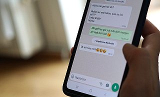 Mit der neuen Passkey-Verschlüsselung will Whatsapp die Chat-Backups vereinfachen. - Weronika Peneshko/dpa/dpa-tmn
