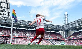 Die Zahl der Zuschauerinnen und Zuschauer in der deutschen Frauen-Bundesliga sind in der Saison 2022/23 deutlich gestiegen. - David Inderlied/dpa