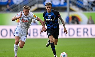Calvin Brackelmann (rechts) setzt sich im Zweikampf mit Kiels Phil Harres durch. Am Ende siegte der SC Paderborn mit 2:1. - Imago Images
