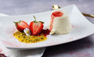 Sieht aus wie gemalt: Zur Panna Cotta serviert Annelie Ulrich Erdbeeren und das Fruchtfleisch einer Maracuja. - Annelie Ulrich/dpa-tmn