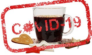 Glühwein zu trinken heißt, Gemütlichkeit zu genießen. Und damit Nähe. Genau die ist in Corona-Zeiten aber nicht angesagt. Die Gemütlichkeit bleibt auf der Strecke; die mögliche Covid-19-Krankheit aber auch. - Symbolfotos Pixabay, Montage: Andreas Sundermeier