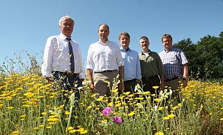 Mittendrin im Wildpflanzenfeld: (v.l.) Werner Kuhn, Markus Binding, Hilmar Freiherr von Münchhausen, Torsten Reinwald und Landwirt Richard Schulte. - Uwe Müller