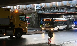Ein Servicefahrzeug prüfte, ob der Bus noch weiterfahren konnte. Das Verkehrsschild lag nach der Kollision umgeknickt auf der Insel. - Stefan Becker