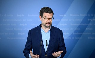 «Die Bezahlkarte ist dazu ein unbürokratischer Weg, bei dem niemand Waren austeilen oder Wertmarken ausgeben muss»sagt Marco Buschmann (FDP). - Bernd von Jutrczenka/dpa