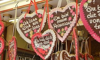 Lebkuchenherzen gehören zu typischen Mitbringseln von einer Kirmes. - Peter Steinert