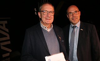 Antonius Monkos (l.), ein echter Macher in Fürstenberg, bekommt den Ehrenamtspreis von Bürgermeister Christian Carl verliehen. - Johannes Büttner