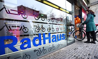 "RadHaus" heißt das neue Fahrradparkhaus am Niederwall 8 in Bielefeld, das ab sofort geöffnet ist. - Barbara Franke