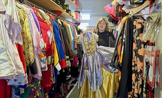Claudia Dreier mit einem der prächtigen Barockkleider zwischen den Kostümen. - Wencke Meckenstock Claudia Dreier mit einem der prächtigen Barockkleider zwischen den Kostümen. - Wencke Meckenstock