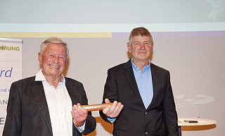 Obligatorische Übergabe: Als Förderer des Sports bekam Hans-Jürgen Brocks (l.) den Staffelstab vom im Vorjahr ausgezeichneten Heiko Klein überreicht. - Yvonne Gottschlich