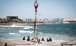 Eine antike Statue wird im Hafen von Abu Qir vom Meeresgrund des Mittelmeers geborgen - Gehad Hamdy/dpa