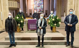 Die Pfarrer Dietmar Stuke (Laar, v. l.), Johannes Beer (Mitte), Gerald Haringhaus (Pastoraler Raum Wittekindsland, katholische Kirche), Frauke Wagner (Stiftberg), Eva-Maria Schnarre (Emmaus) und Lars Schwesinger (Evangelisch Freikirchlich Gemeinde) stellen ihre Angebote für die kommenden Tage vor. - Ralf Bittner