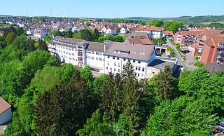Das Bürener St.-Nikolaus-Krankenhaus ist im Besitz einer Tochterfirma der Marseille-Gruppe. Im roten Komplex rechts befindet sich der Seniorenwohnpark. - Jens Reddeker