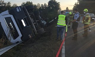 Ein Lkw ist auf Höhe des Tallesees auf der Bundesstraße 1 bei Paderborn verunglückt. - Feuerwehr Paderborn
