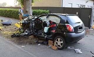 Beim Aufprall auf einen Straßenbaum wurde eine 37-Jährige in ihrem Autowrack eingeklemmt und musste aufwendig befreit werden. - Feuerwehr Delbrück