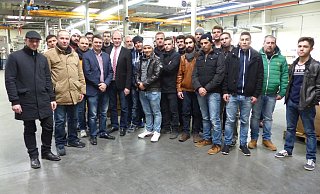 Agoform-Geschäftsführer Michael Ruprecht selbst führte die Flüchtlings-Gruppe durch die Produktion des Gohfelder Kunststoffverarbeiters. - Agoform