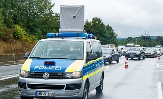 Auf der Autobahn 2 staut sich der Verkehr. - Symbolbild: Christian Mathiesen