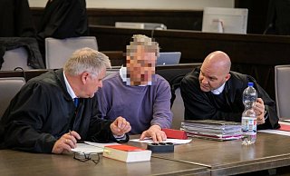 Der Angeklagte Claus D. bei einer Verhandlung im Februar zwischen seinen Verteidigern Tim Gruner (l.) und Sascha Haring. - Niklas Tüns