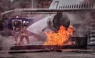 Heiße Sache: Die Wehrleute haben es in Weeze mit den besonderen Herausforderungen von Flugzeugbränden zu tun. - Airport Weeze / Markus van Offern