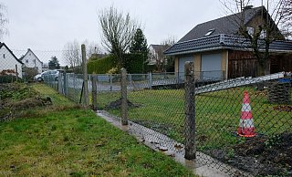 Zäune statt Straße: Am Tor in der Mitte endet das kleine Stückchen provisorische Straße Am Grund - vom Brakenbrink kommend. - Susanne Lahr