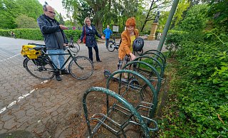 Klaus Feurich, Kerstin Haarmann und Hannelore Pfaff (v.l.) diskutieren die desolate Situation, der Fahrradparkplätze im  Tierpark Olderdissen. - Andreas Zobe