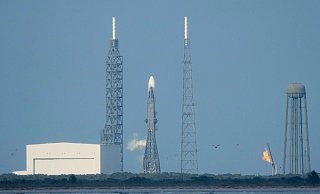 Der Start der Rakete wurde nun bereits zum zweiten Mal verschoben. (Archivbild) - John Raoux/AP/dpa