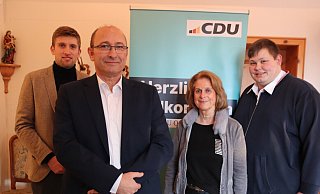 Die CDU hat Carsten Ehmer (2.v.l.) einstimmig als Bürgermeisterkandidaten nominiert. - Dinter